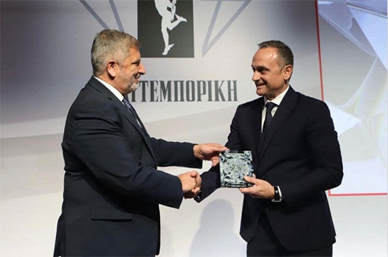 Στιγμιότυπο της απονομής του Βραβείου από τον Περιφερειάρχη Αττικής  Γιώργο Πατούλη