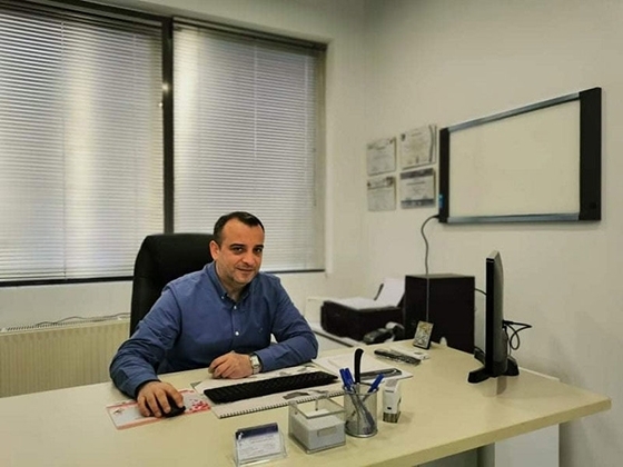 Ο κ. Τερζής στο ιατρείο του επί της Λεωφόρου Δημοκρατίας 239 στην Αλεξανδρούπολη