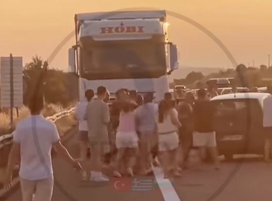Οι εντάσεις ξεκίνησαν όταν παρατηρήθηκαν οδηγοί να προσπαθούν να προσπεράσουν τη σειρά χρησιμοποιώντας τη Λωρίδα Έκτακτης Ανάγκης.