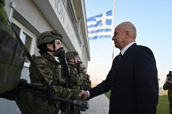Ο Νίκος Δένδιας στις τελικές φάσεις της άσκησης με πραγματικά πυρά.