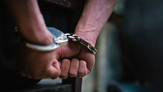 Συνελήφθη ημεδαπός με εκκρεμή καταδίκη για απόπειρες βλάβης και διατάραξη οικιακής ειρήνης