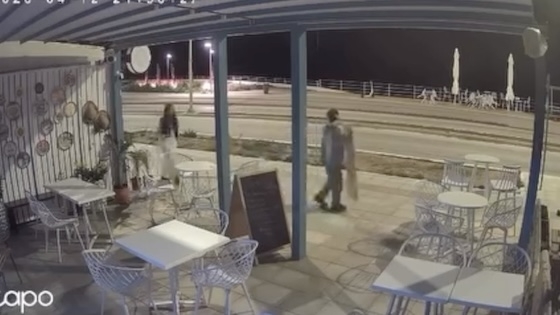 Ο καθρέπτης που αφαίρεσαν οι δύο κοπέλες από παραλιακό κατάστημα στην Αλεξανδρούπολη, επιστράφηκε στους ιδιοκτήτες.