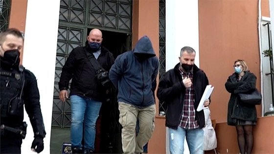 Στιγμιότυπο από την στιγμή που είχε βγει το προηγούμενο διάστημα  από το δικαστικό μέγαρο Αλεξανδρούπολης ο 30χρονος συζυγοκτόνος.