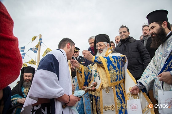 Με λαμπρότητα εορτάστηκαν τα Θεοφάνεια στον Έβρο - Αγιάστηκαν τα νερά παρά το τσουχτερό κρύο (vid & pics)