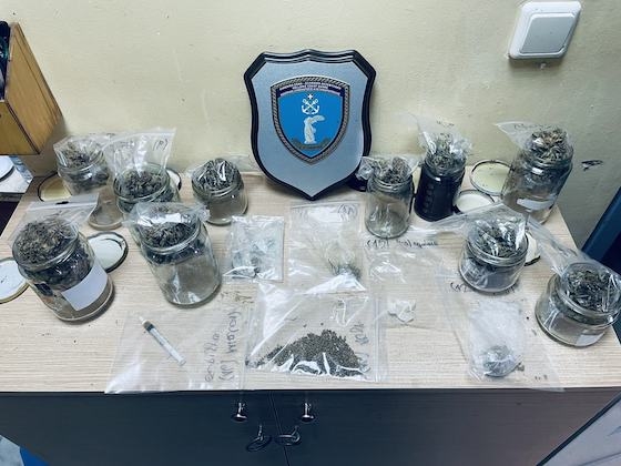 Κατασχέθηκαν όλα τα ανωτέρω ευρήματα, ενώ οι ναρκωτικές ουσίες πρόκειται να αποσταλούν για ανάλυση στη Χημική Υπηρεσία