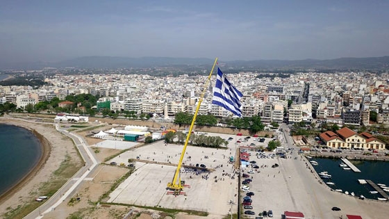 Στην Αλεξανδρούπολη κυματίζει η μεγαλύτερη ελληνική σημαία (video)