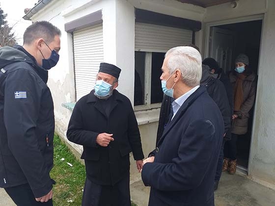 Οικίσκους για τους αστέγους του Μικρού Δερείου υποσχέθηκε ο Πέτσας