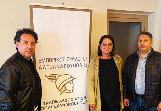Η υποψήφια βουλευτής με το ΠΑΣΟΚ-ΚΙΝΑΛ στον Έβρο, Δροσιά Μουλατζίδου με τον Πρόεδρο του Εμπορικού Συλλόγου, Βασίλη Κασαπίδη