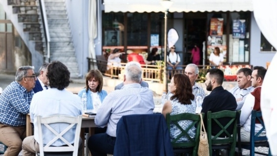 Μόλις έφτασε στη Δαδιά η κ. Σακελλαροπούλου χειροκροτήθηκε από κατοίκους και η συνάντηση έγινε στο πλακόστρωτο της πλατείας.
