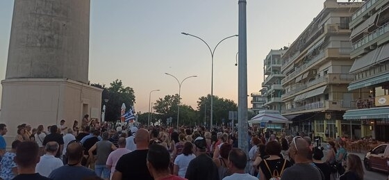  Κόσμος συγκετρνώθηκε στη πλατεία του φάρου για να διαμαρτυρηθεί για τον υποχρεωτικό εμβολιασμό