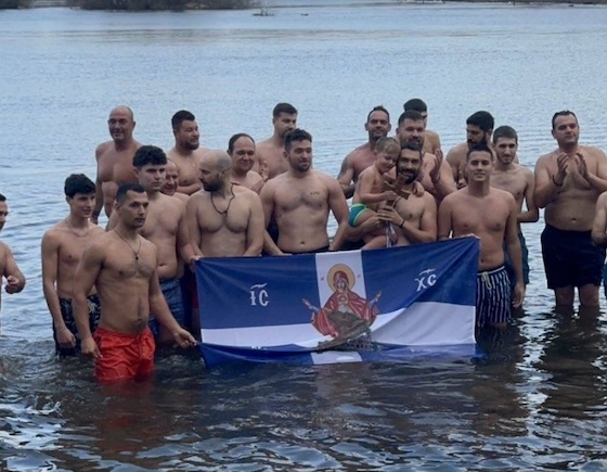 Ασταμάτητοι και απτόητοι οι χειμερινοί κολυμβητές της Νέας Ορεστιάδας, βρέθηκαν στα παγωμένα νερά του Βελιγραδίου!