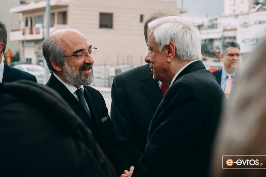 Ο κ. Παυλόπουλος κατά την άφιξή του στο χώρο όπου τον υποδέχτηκε ο Δήμαρχος Αλεξανδρούπολης μαζί με τον  ο Πρύτανη του Δ.Π.Θ κ. Καραμπίνη
