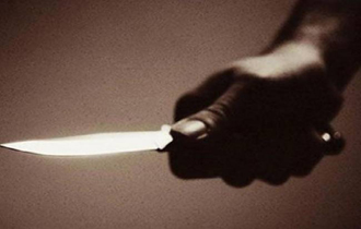Τον μαχαίρωσε λόγω προσωπικών διαφορών και μετά τράπηκε σε φυγή.