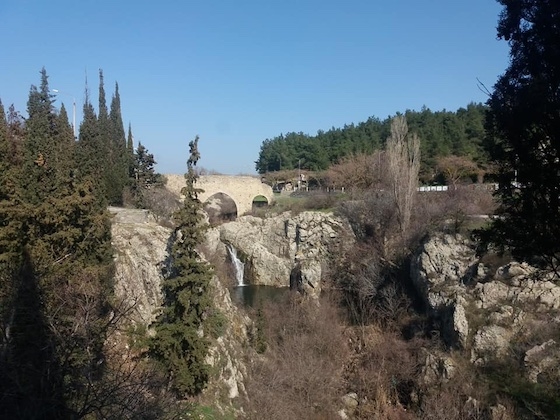  Η σύμβαση περιλαμβάνει την τοπογραφική αποτύπωση και υδραυλική μελέτη σε όλο το μήκος του ρέματος.