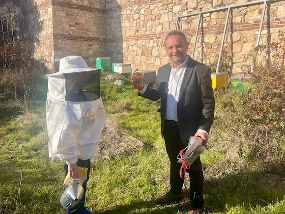 Ο κ. Κελέτσης στο κλείσιμο της συνάντησης χάρισε στον έφηβο Δημοσθένη μια στολή μελισσοκόμου και ένα καπνιστήρι.