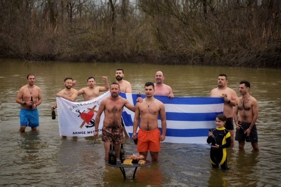 Στον ποταμό Άρδα έκοψαν τη βασιλόπιτα οι χειμερινοί κολυμβητές Ορεστιάδας (video)