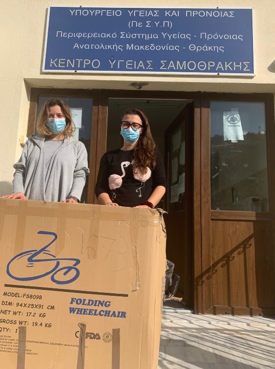 Στιγμιότυπο από την παραλαβή του αναπηρικού αμαξιδίου.