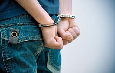 Οι αστυνομικοί προχώρησαν άμεσα στη σύλληψη του ανήλικου, ενώ συνελήφθησαν και οι δύο γονείς του με την κατηγορία της παραμέλησης εποπτείας ανηλίκου.
