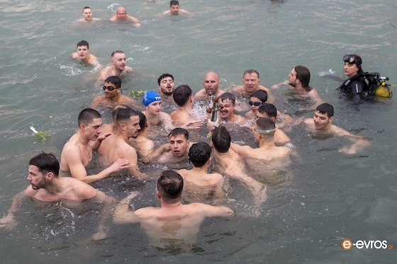 Ρίγη συγκίνησης στο λιμάνι της Αλεξανδρούπολης – Μια γροθιά οι κολυμβητές έψαλαν τον Εθνικό Ύμνο (video)