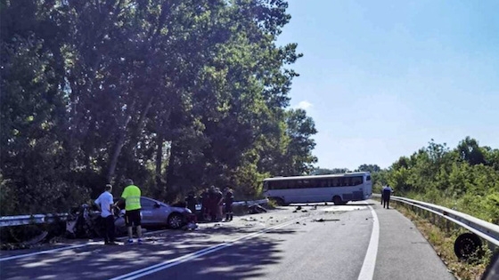 Οι επιβαίνοντες του ΙΧ έχασαν ακαριαία τη ζωή τους