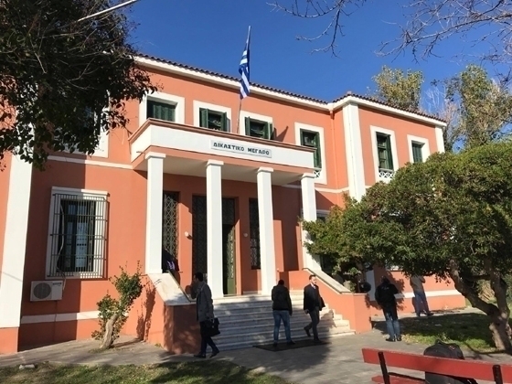 Για συμπλοκή και επικίνδυνη σωματική βλάβη κατά περίπτωση κατηγορούνται και οι υπόλοιποι δέκα νεαροί.