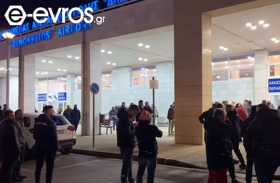 Στιγμιότυπο από την χθεσινή συγκέντρωση των αγροτών στο αεροδρόμιο Αλεξανδρούπολης