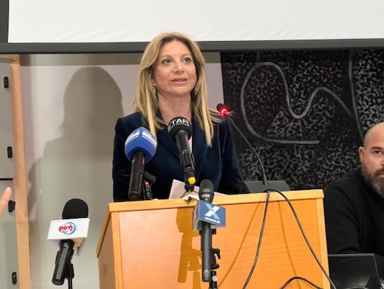 Η Μαρία Καρυστιανού στράφηκε και κατά του Κυριάκου Μητσοτάκη ο οποίος αρχικά μίλησε για ανθρώπινο λάθος και έριξε όλη την ευθύνη στον σταθμάρχη Λάρισας. (πηγή φωτογραφίας: xronos.gr)