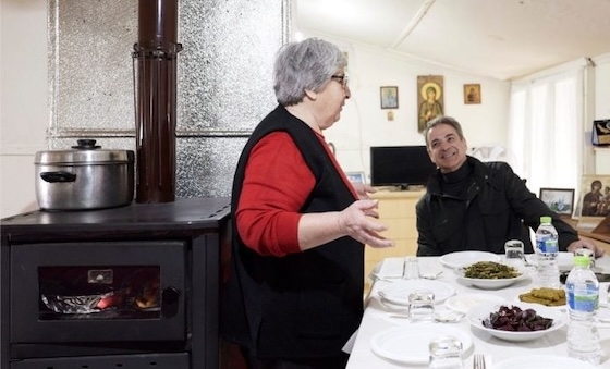 Ο Πρωθυπουργός στην καλύβα της κυράς του Δέλτα.