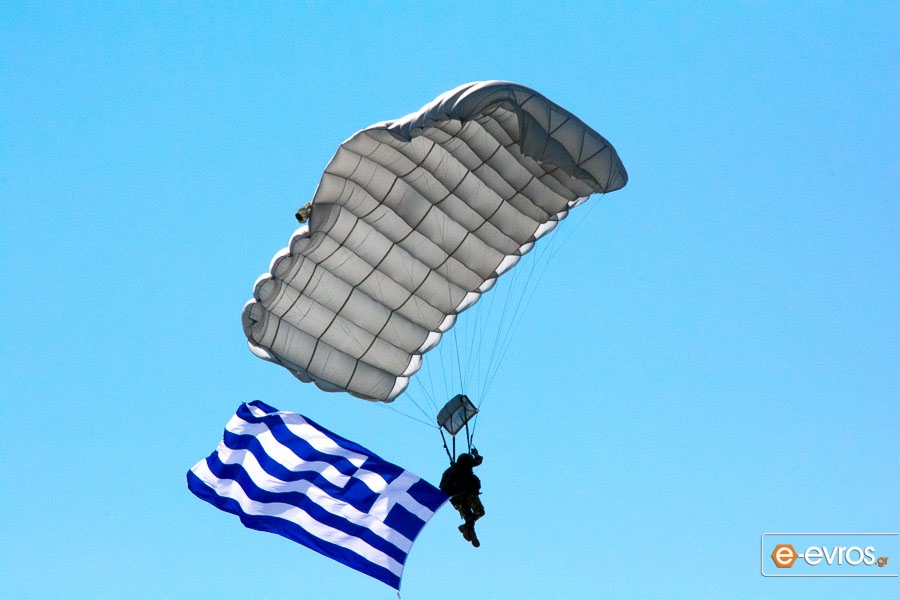 Επίδειξη ρίψης αλεξιπτωτιστών στο αεροδρόμιο Δημόκριτος της Αλεξανδρούπολης