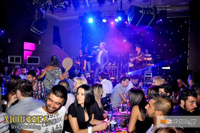 Το κέφι στα ύψη στο opening για τις Mousses live clubbing.