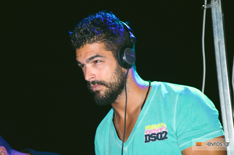 Η πρώτη μέρα του 'Insomnia Festival' στην παραλία Απαλού.