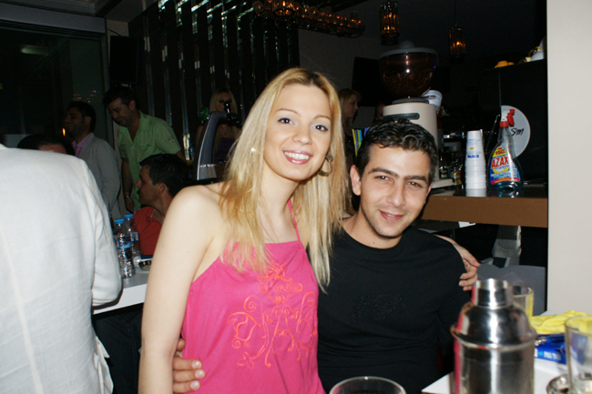 Η καρδιά του nightlife χτυπάει στο Mojo, στην παραλιακή!