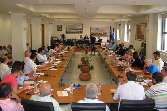 Τα είδη που θα προμηθεύονται οι επωφελούμενοι είναι τρόφιμα, απορρυπαντικά και είδη πρώτης ανάγκης.