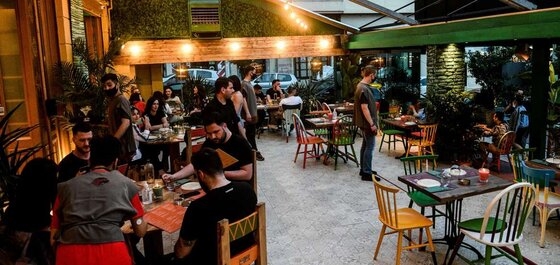 Τον Ιούνιο αναμένουμε ελεύθερο ωράριο και μουσική στα καταστήματα εστίασης.