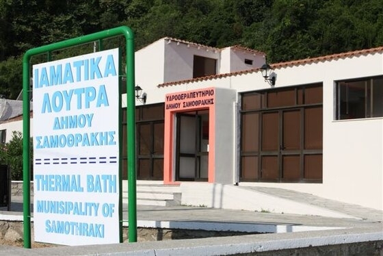 Στην περιοχή Θέρμα, του Δήμου Σαμοθράκης λειτουργούν τα ιαματικά λουτρά.
